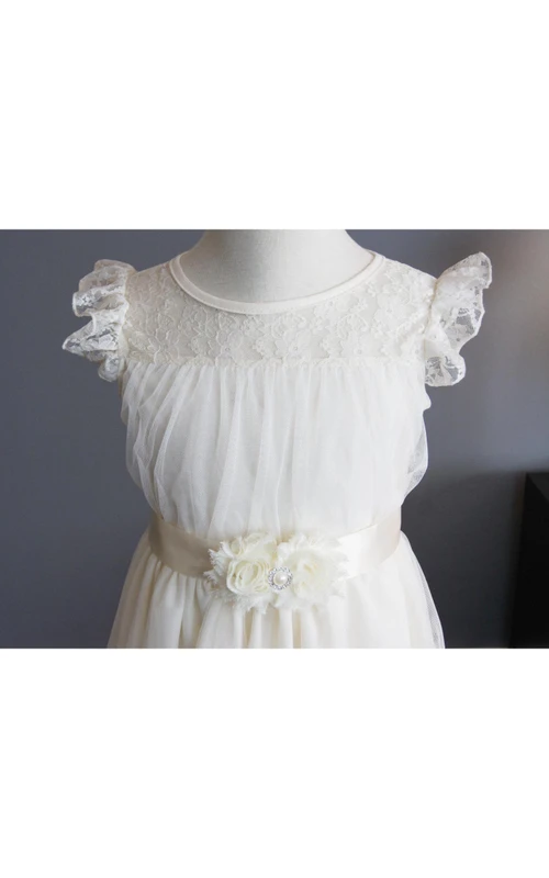 Robe courte en tulle plissé à manches courtes et décolleté illusion, coupe trapèze, avec ceinture fleurie.