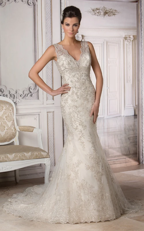 Vestido de novia de sirena sin mangas con escote en V, cristales y espalda en V profunda.