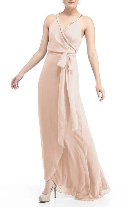 Vestido de dama de honor de gasa con tirantes y fajín.