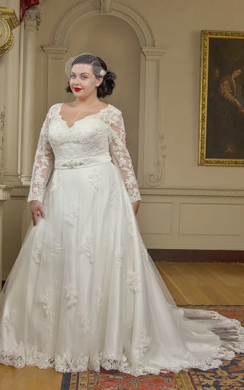 Langärmeliges Brautkleid aus Spitze mit kristallbesetzter Satinschärpe und Schnürung