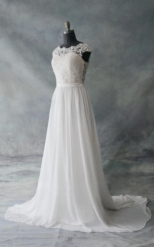 Chiffon- und Spitzenkleid mit kurzen Ärmeln und tiefem V-Ausschnitt am Rücken