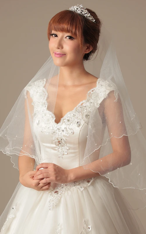 Voile de mariée court en tulle simple, orné de perles, arrivant au bout des doigts