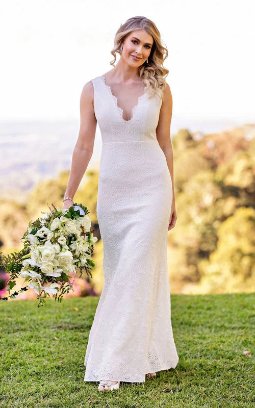 Vestido de novia sencillo, recto, con encaje festoneado, largo hasta el suelo, sin mangas, con escote en V bajo y profundo en la espalda.