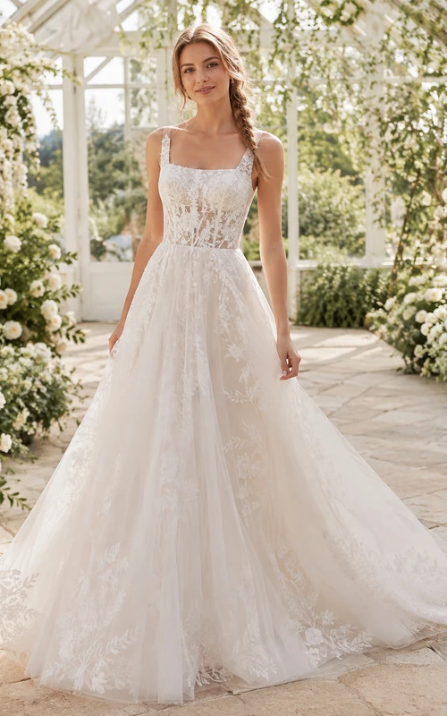 Robe de mariée romantique en dentelle et tulle, coupe trapèze, col carré, bretelles carrées, style chapelle, style jardin.