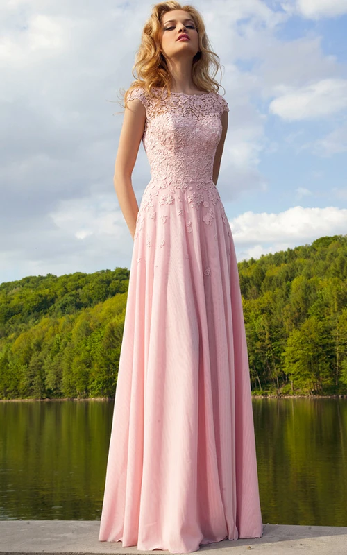 Robe de bal longue en mousseline à manches courtes et col bateau, ornée d'appliqués
