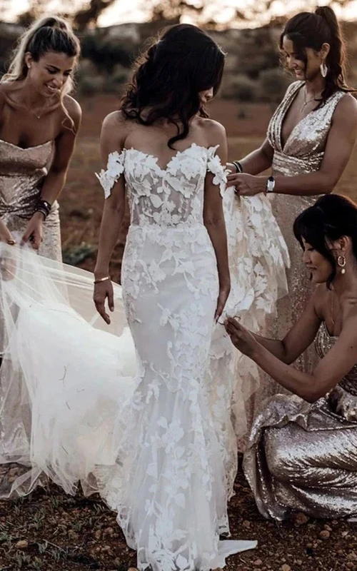 Vestido de novia de encaje estilo country con escote Bardot, cola larga y escote Bardot.