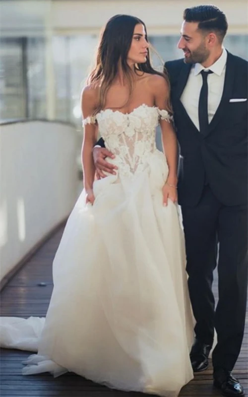 Ein atemberaubendes, schulterfreies Brautkleid aus Tüll mit Kapellenschleppe in A-Linie