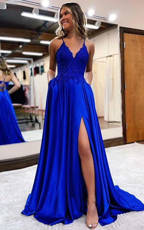 Vestido de fiesta de corte A azul marino con tirantes finos y abertura frontal estilo imperio con top de encaje.
