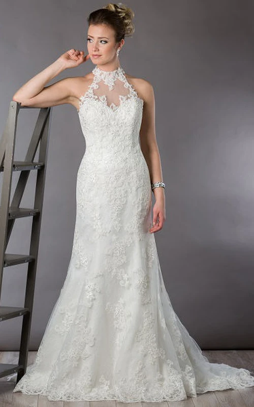 Robe de mariée fourreau à col montant et dos illusion entièrement en dentelle