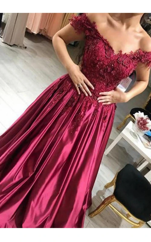 Robe trapèze en satin et dentelle, épaules dénudées, manches courtes et fermeture éclair
