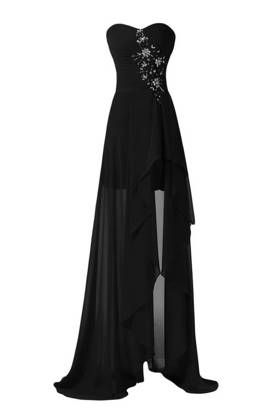 Trägerloses Kleid mit Schlitz vorne, Drapierungen und Applikationen