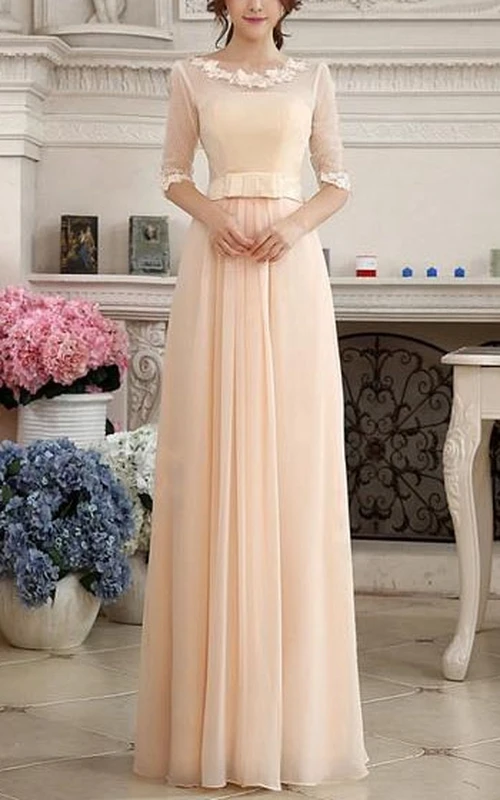 Precioso vestido de fiesta largo hasta el suelo con mangas cortas y cierre de cremallera, con apliques de encaje.