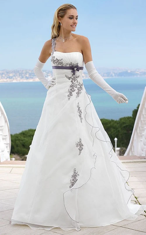 Vestido de novia largo de satén con apliques en un solo hombro y drapeado lateral.