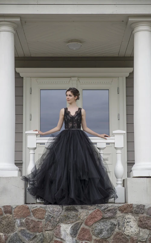 Vestido de novia corto negro de corte A con tirantes, sin mangas, escote en V bajo en la espalda, volantes de encaje y fajín/cinta.