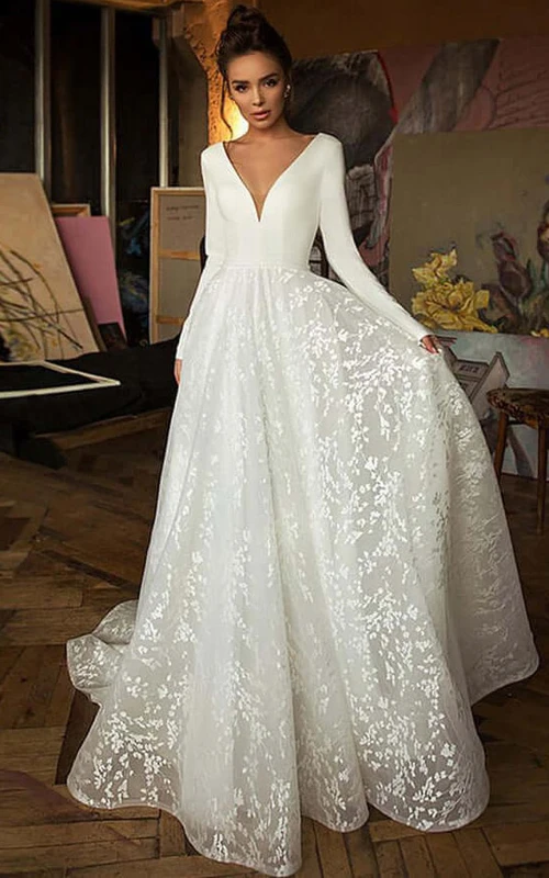 Elegantes Brautkleid im Empire-Stil mit tiefem V-Ausschnitt, langen Ärmeln und langem V-Ausschnitt am Rücken