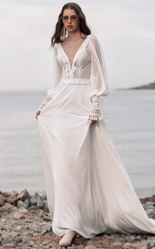 Robe de mariée bohème en mousseline à manches longues et décolleté plongeant, style empire, dos nu en V, style empire