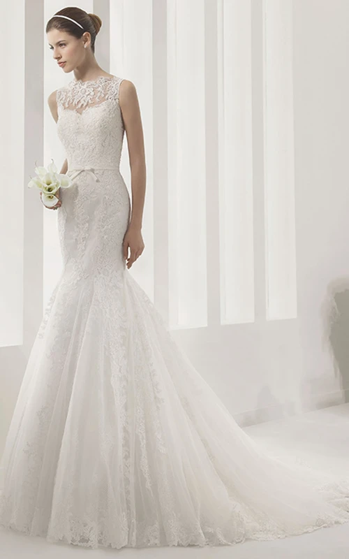 Meerjungfrauenkleid aus Spitze mit hohem Ausschnitt, Illusionseffekt, Gürtel und Perlenverzierungen