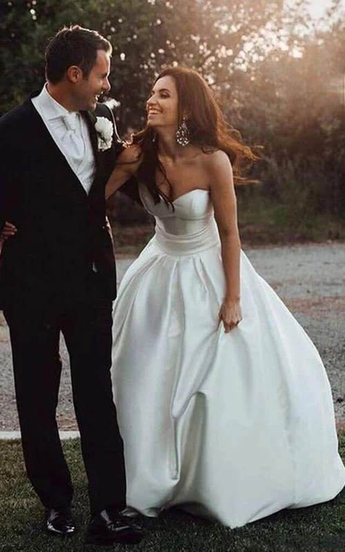 Brautkleid aus Satin mit A-Linien-Ausschnitt und einfarbiger Schleppe