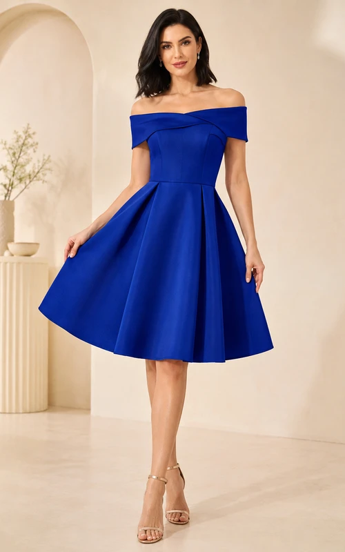Vestido de cóctel moderno azul rey de satén con hombros descubiertos, plisado, corte en A y largo hasta la rodilla, ideal para invitadas a fiestas de bienvenida.