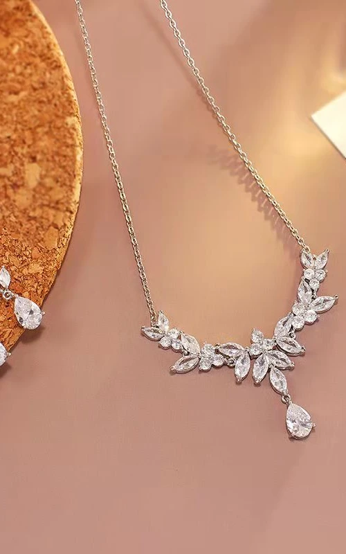 Zartes Braut-Halsband und Ohrringe mit Zirkonia