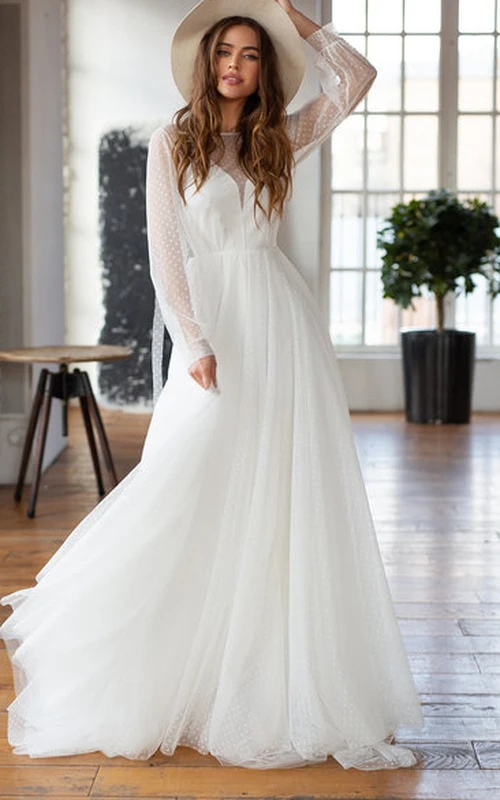 Robe de mariée élégante en mousseline, longue jusqu'au sol, coupe trapèze, manches longues, avec traîne courte.