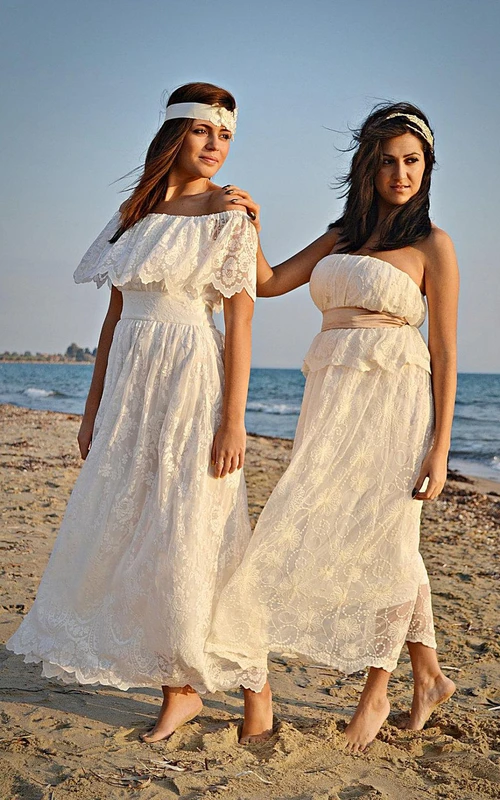 Vestido de novia bohemio de encaje, estilo imperio, largo hasta el tobillo, con hombros descubiertos y fajín.