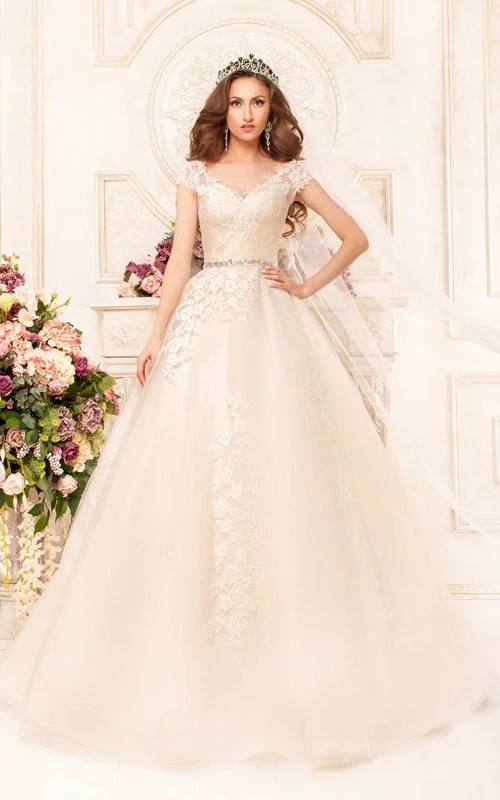 Robe de bal longue jusqu'au sol, col en V, manches courtes, en dentelle illusion ornée d'appliques et de bijoux de taille
