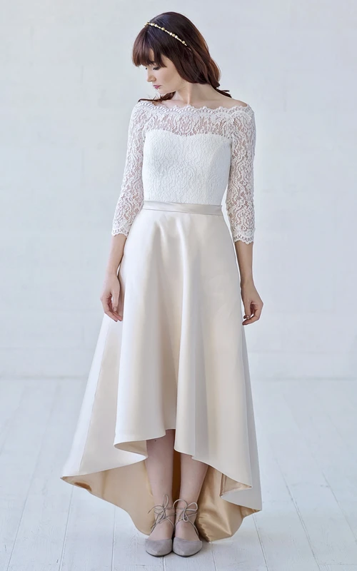 Vestido de novia de encaje y satén con mangas tres cuartos de ilusión, escote asimétrico y hombros descubiertos, con botones en la espalda.