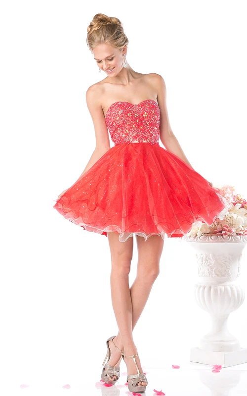Robe courte trapèze multicolore à décolleté cœur sans manches et dos nu ornée de perles et de volants