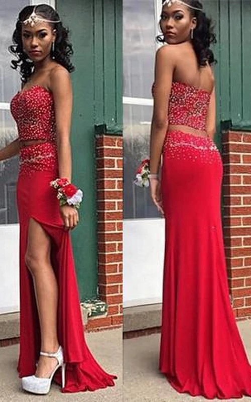 Sexy rotes zweiteiliges Ballkleid mit Perlenbesatz und Schlitz vorne.
