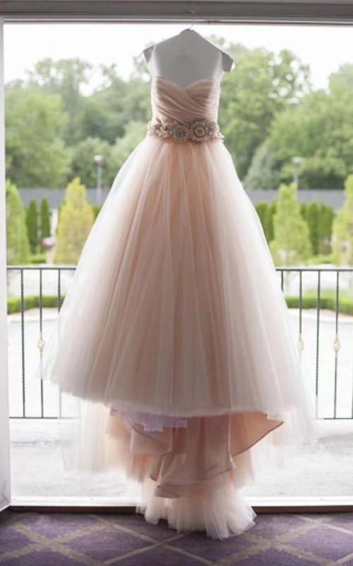 Brautkleid im süßen Herzausschnitt, trägerlos, mit Blumen und Perlen bestickt, mit kleiner Schleppe
