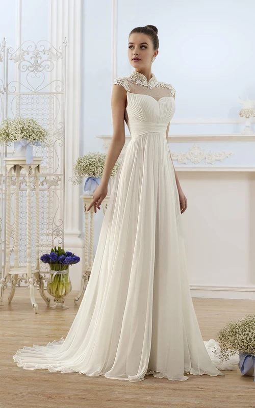 Vestido largo de gasa con escote en A, cuello alto, mangas cortas y espalda descubierta, con apliques y pliegues.
