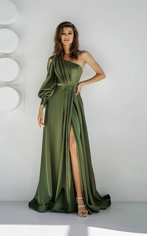 Vestido asimétrico de satén verde con abertura frontal y un solo hombro