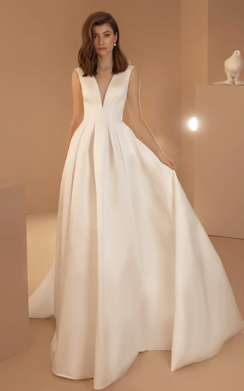 Vestido de novia sencillo de satén con escote en V, sin mangas, largo hasta el suelo, con cola y corte en A, con bolsillos.