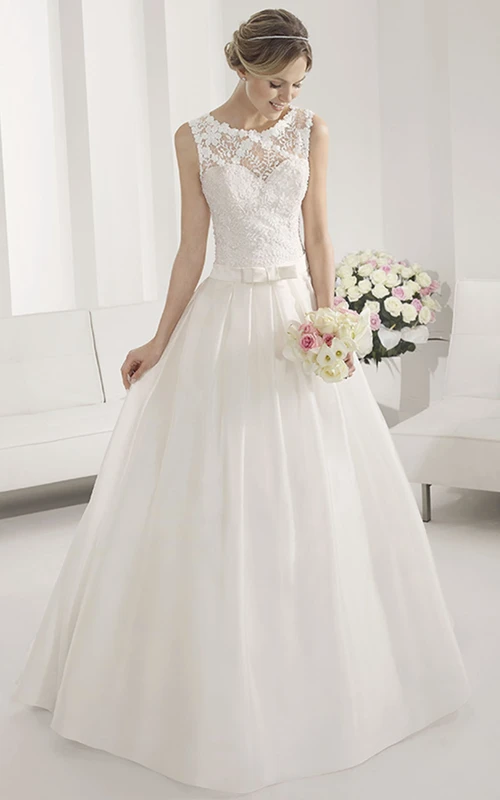 Brautkleid aus Taft mit floralen Applikationen, Rundhalsausschnitt und A-Linien-Schnitt