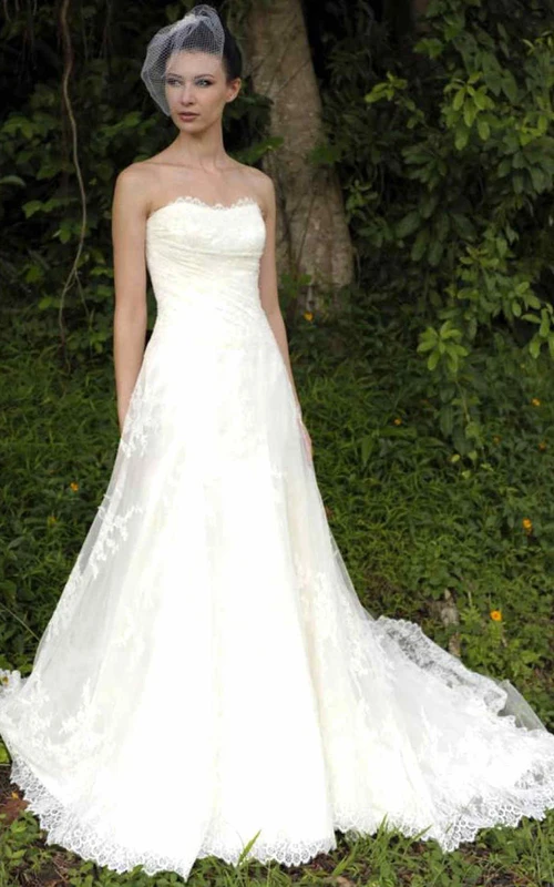 Robe de mariée longue bustier trapèze en dentelle avec appliques et traîne courte