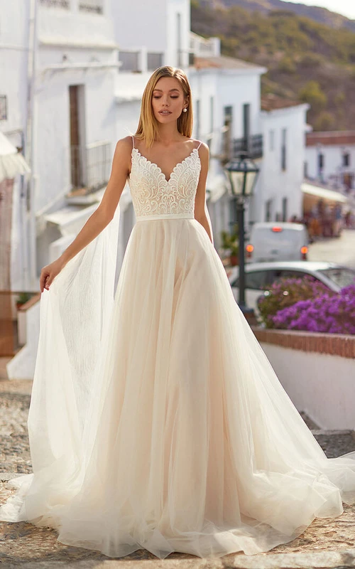 Vestido de novia de verano sin mangas de tul con tirantes finos y top de encaje.