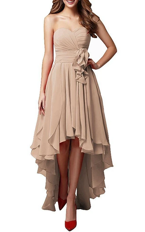 Robe asymétrique à décolleté cœur et jupe à volants
