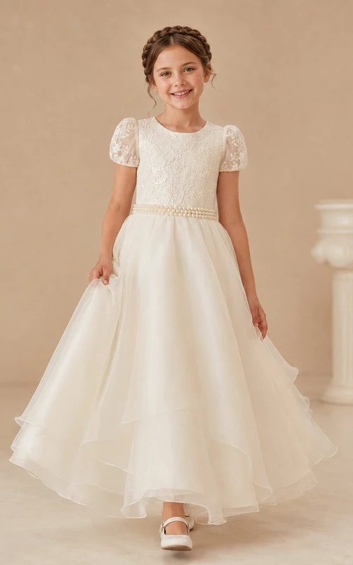 Elfenbeinfarbenes, perlenbesetztes Tüllkleid mit Rundhalsausschnitt, kurzen Puffärmeln, Perlengürtel und bodenlangem Kommunionskleid für Blumenmädchen