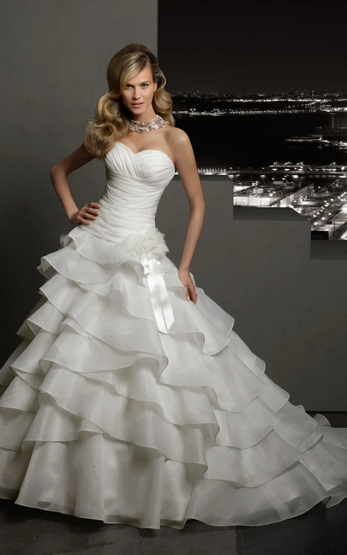 Langes, ärmelloses A-Linien-Kleid aus Organza mit Schnürung, Stufen und Blumenmuster sowie Herzausschnitt.