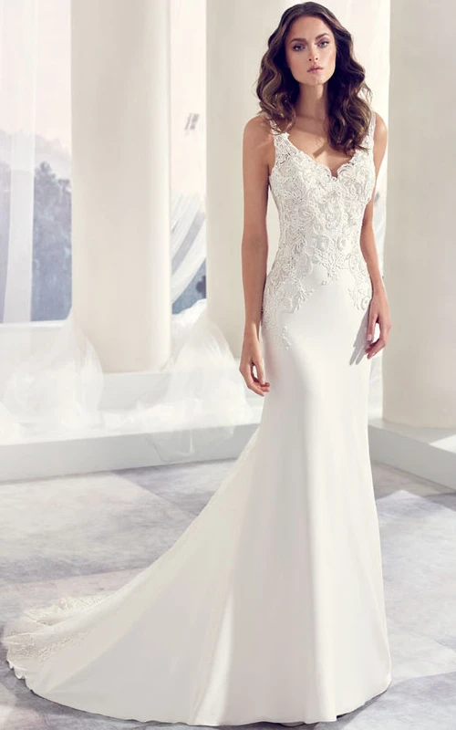 Robe de mariée longue en mousseline ornée d'appliqués, col en V, traîne courte et dos en V