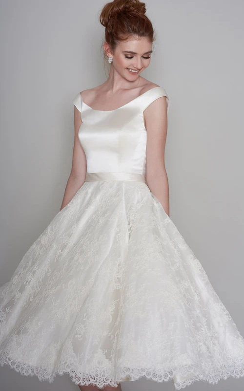 Vestido de novia sencillo de satén y encaje, largo hasta la rodilla, con mangas cortas y lazo.