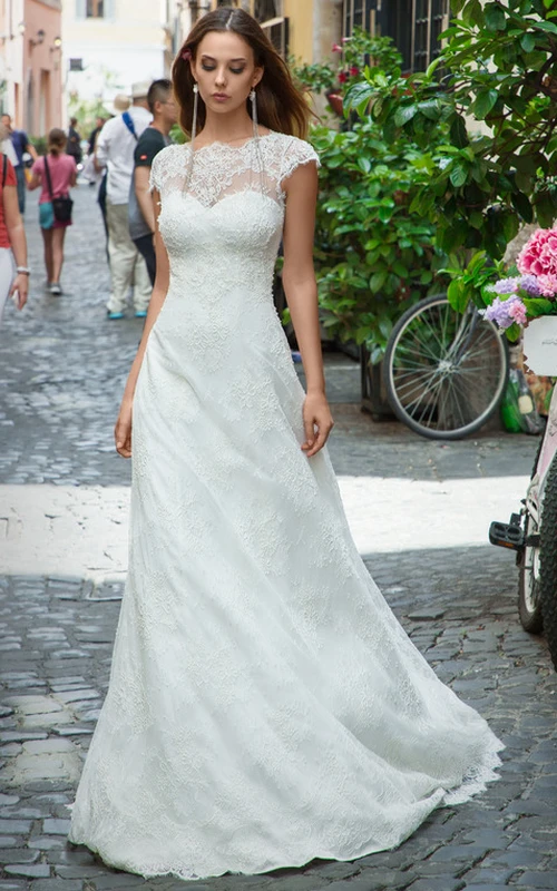 Charmantes Brautkleid in A-Linie aus Spitze mit Applikationen