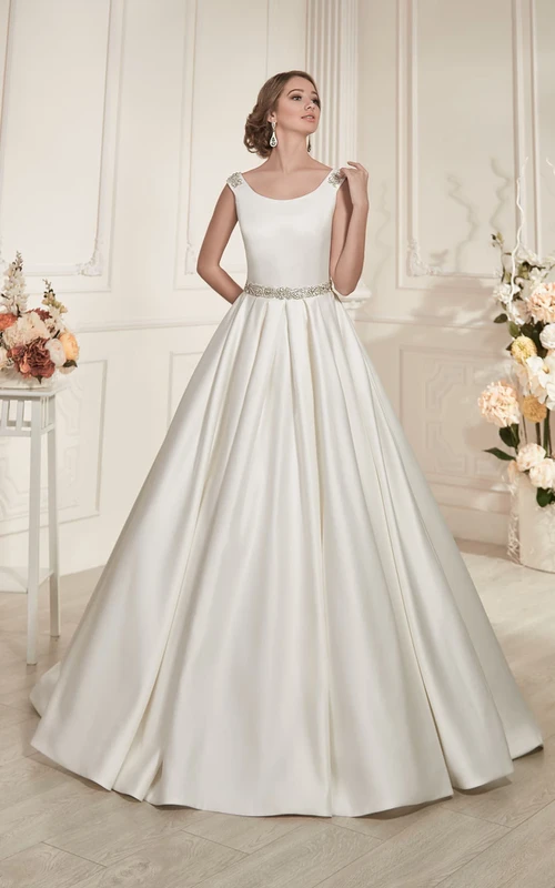 Robe longue trapèze en satin sans manches à encolure ronde et découpe en forme de goutte, ornée de perles et de plis