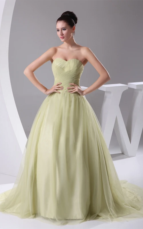 Vestido de gala con escote corazón, corte A, pliegues de tul y fruncido.