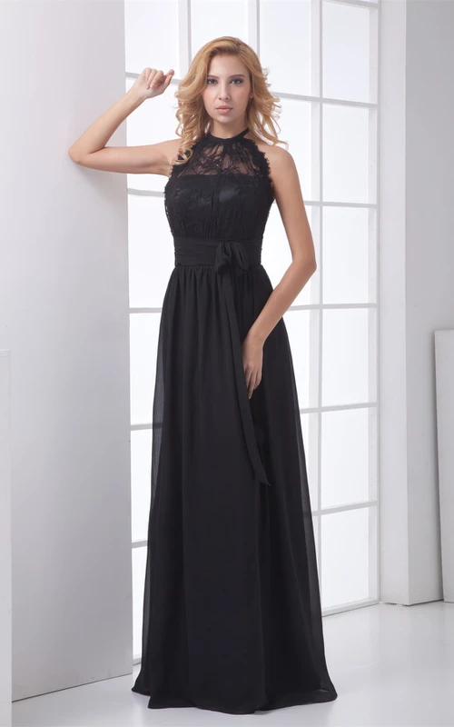 Vestido largo de encaje sin mangas con cuello alto y lazo