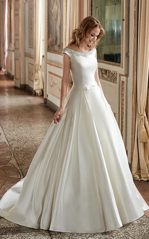 Robe de mariée longue en satin, col rond, manches courtes, ornée de perles, style bal