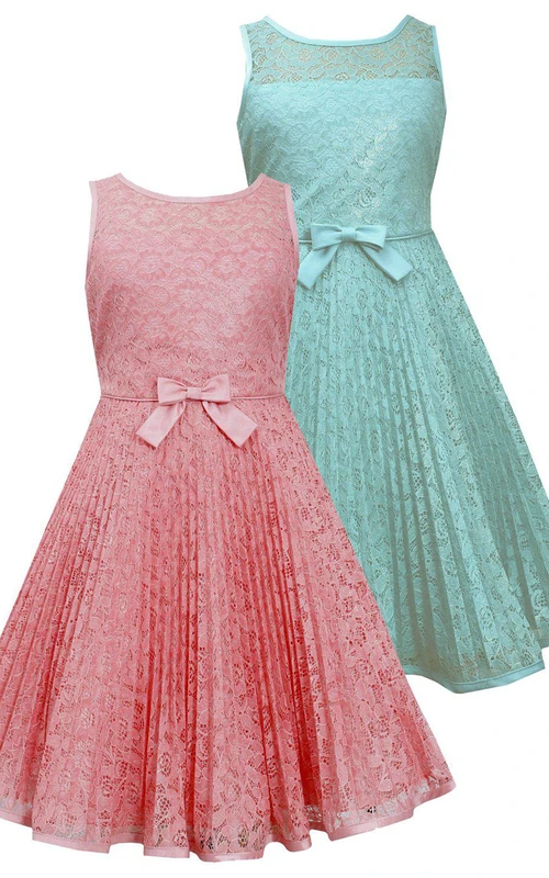 Robe en dentelle sans manches avec nœud et plis