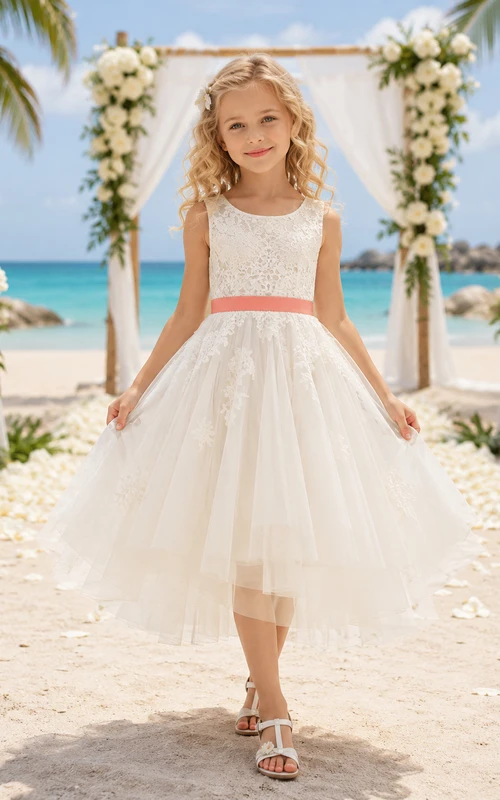 Sencillo vestido de niña de las flores con corte en A, cuello joya, cinta en la cintura, tul color marfil, ideal para ceremonias en la playa.