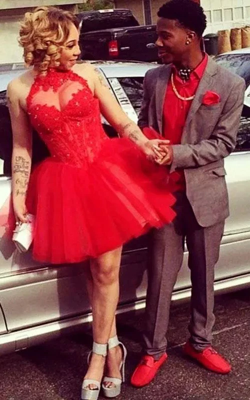 Robe de bal courte mini sans manches en dentelle et tulle, col montant, coupe trapèze, dos nu et col montant